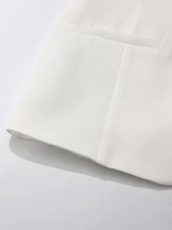 Débardeur blanc à col bijou et boutons chics pour femmes