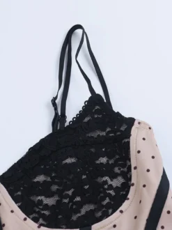 Débardeur corset à pois en dentelle contrastée fines bretelles spaghetti bustier court structuré.