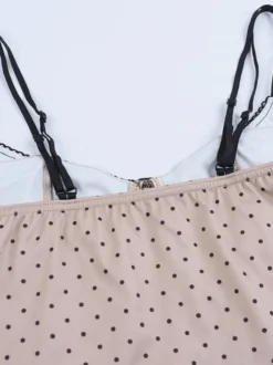 Débardeur corset à pois en dentelle contrastée fines bretelles spaghetti bustier court structuré.