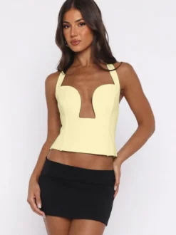 Débardeur court à bretelles croisées décolleté en cœur dos nu et fermeture à nouer coupe ajustée style streetwear