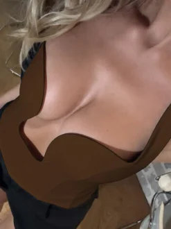 Débardeur court à bretelles croisées décolleté en cœur dos nu et fermeture à nouer coupe ajustée style streetwear