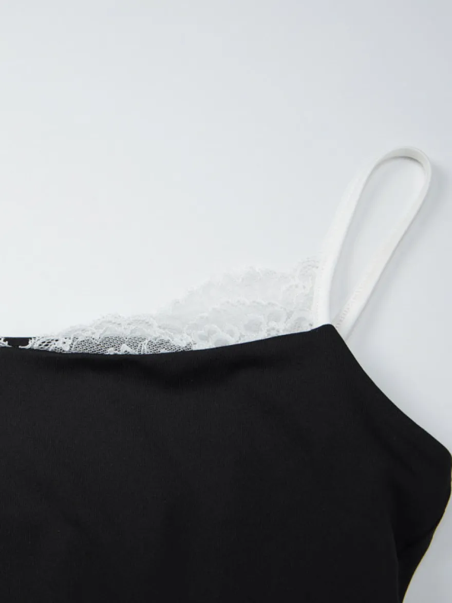 Débardeur court à bretelles spaghetti et col carré en dentelle contrastée