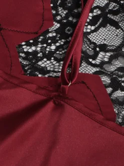 Débardeur en satin à fines bretelles et col en V orné de dentelle cils