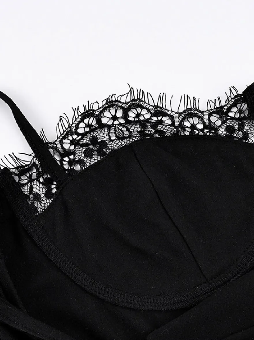 Débardeur noir à bretelles fines et dos nu en dentelle style décontracté pour femme.