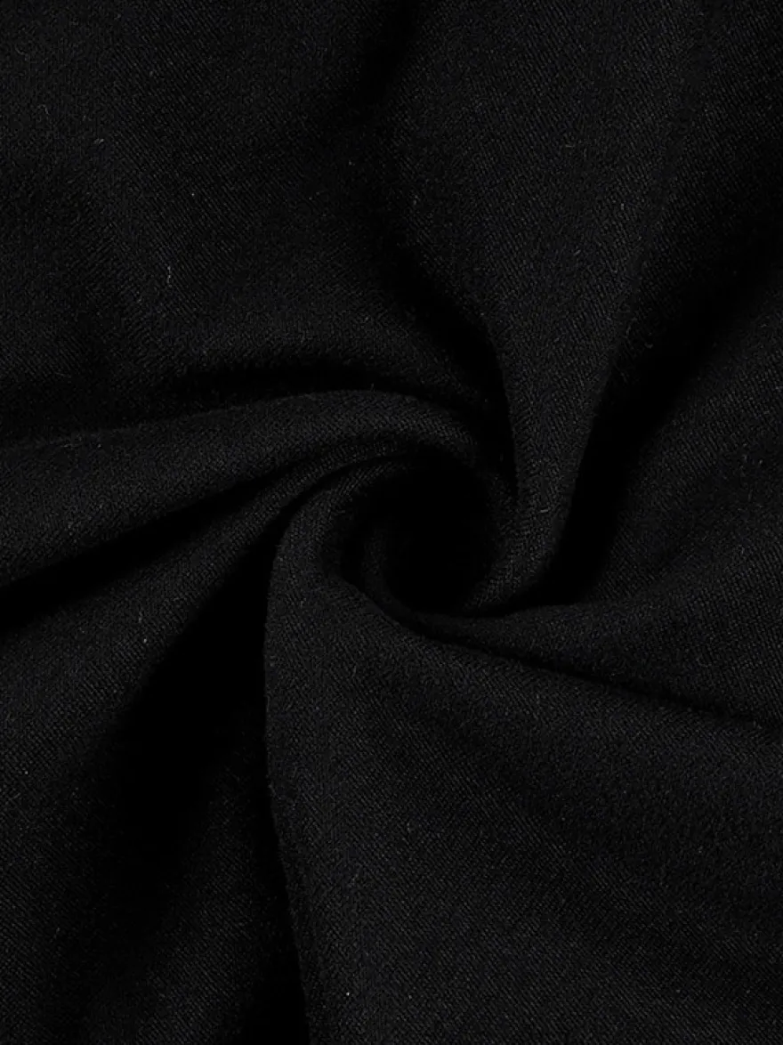 Débardeur noir à bretelles fines et dos nu en dentelle style décontracté pour femme.