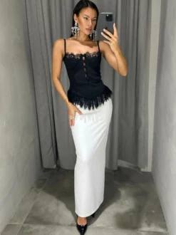 Débardeur noir à bretelles fines et dos nu en dentelle style décontracté pour femme.