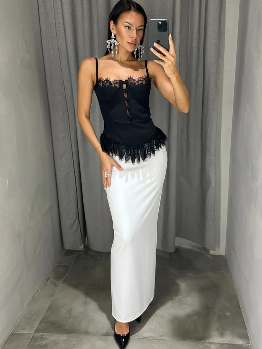 Débardeur noir à bretelles fines et dos nu en dentelle style décontracté pour femme.