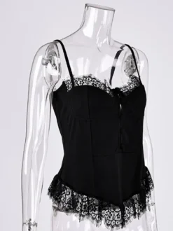 Débardeur noir à bretelles fines et dos nu en dentelle style décontracté pour femme.