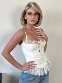 Débardeur noir à bretelles fines et dos nu en dentelle style décontracté pour femme.