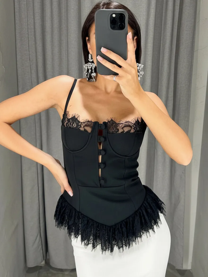 Débardeur noir à bretelles fines et dos nu en dentelle style décontracté pour femme.