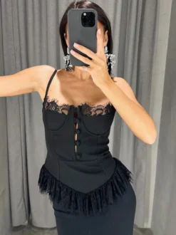 Débardeur noir à bretelles fines et dos nu en dentelle style décontracté pour femme.
