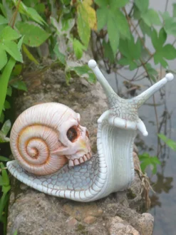 Décoration d'Halloween Sculpture de crâne d'escargot gothique Statue en résine d'art osseux