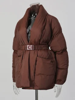 Doudoune courte matelassée pour femme col cache-cœur et ceinture à la taille avec boucle ajustable.