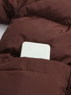 Doudoune courte matelassée pour femme col cache-cœur et ceinture à la taille avec boucle ajustable.