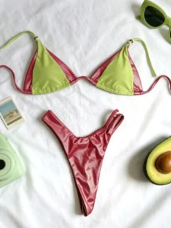 Ensemble bikini contrasté vert bordeaux haut triangle dos nu bas string échancré maillot de bain de plage