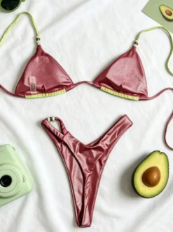 Ensemble bikini contrasté vert bordeaux haut triangle dos nu bas string échancré maillot de bain de plage