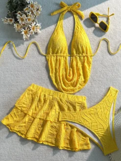 Ensemble bikini deux pièces à col halter et jupe à volants texturée