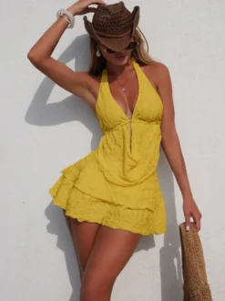 Ensemble bikini deux pièces à col halter et jupe à volants texturée