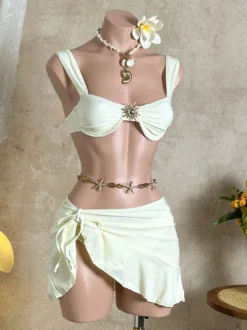 Ensemble bikini 3 pièces avec paréo à volants et ornement soleil