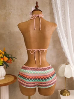 Ensemble bikini 3 pièces vintage à chevrons en maille dos nu et découpes avec short de plage assorti.