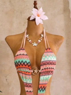 Ensemble bikini 3 pièces vintage à chevrons en maille dos nu et découpes avec short de plage assorti.