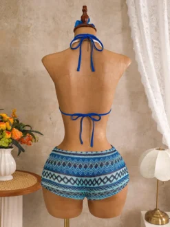 Ensemble bikini 3 pièces vintage à chevrons en maille dos nu et découpes avec short de plage assorti.