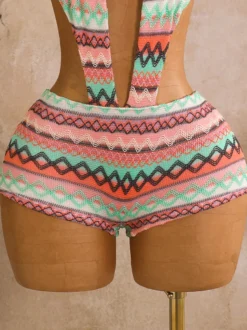 Ensemble bikini 3 pièces vintage à chevrons en maille dos nu et découpes avec short de plage assorti.