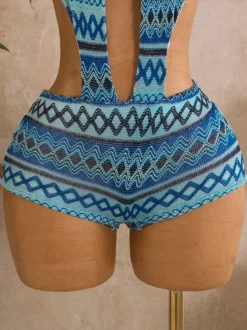 Ensemble bikini 3 pièces vintage à chevrons en maille dos nu et découpes avec short de plage assorti.