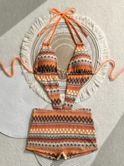 Ensemble bikini 3 pièces vintage à chevrons en maille dos nu et découpes avec short de plage assorti.