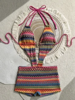 Ensemble bikini 3 pièces vintage à chevrons en maille dos nu et découpes avec short de plage assorti.