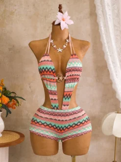 Ensemble bikini 3 pièces vintage à chevrons en maille dos nu et découpes avec short de plage assorti.