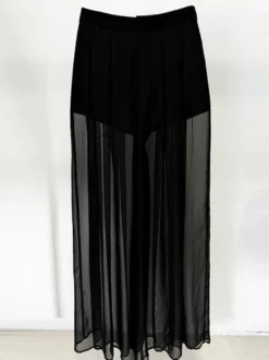 Ensemble blazer et pantalon en tulle noir à col en V en crêpe à sequins.