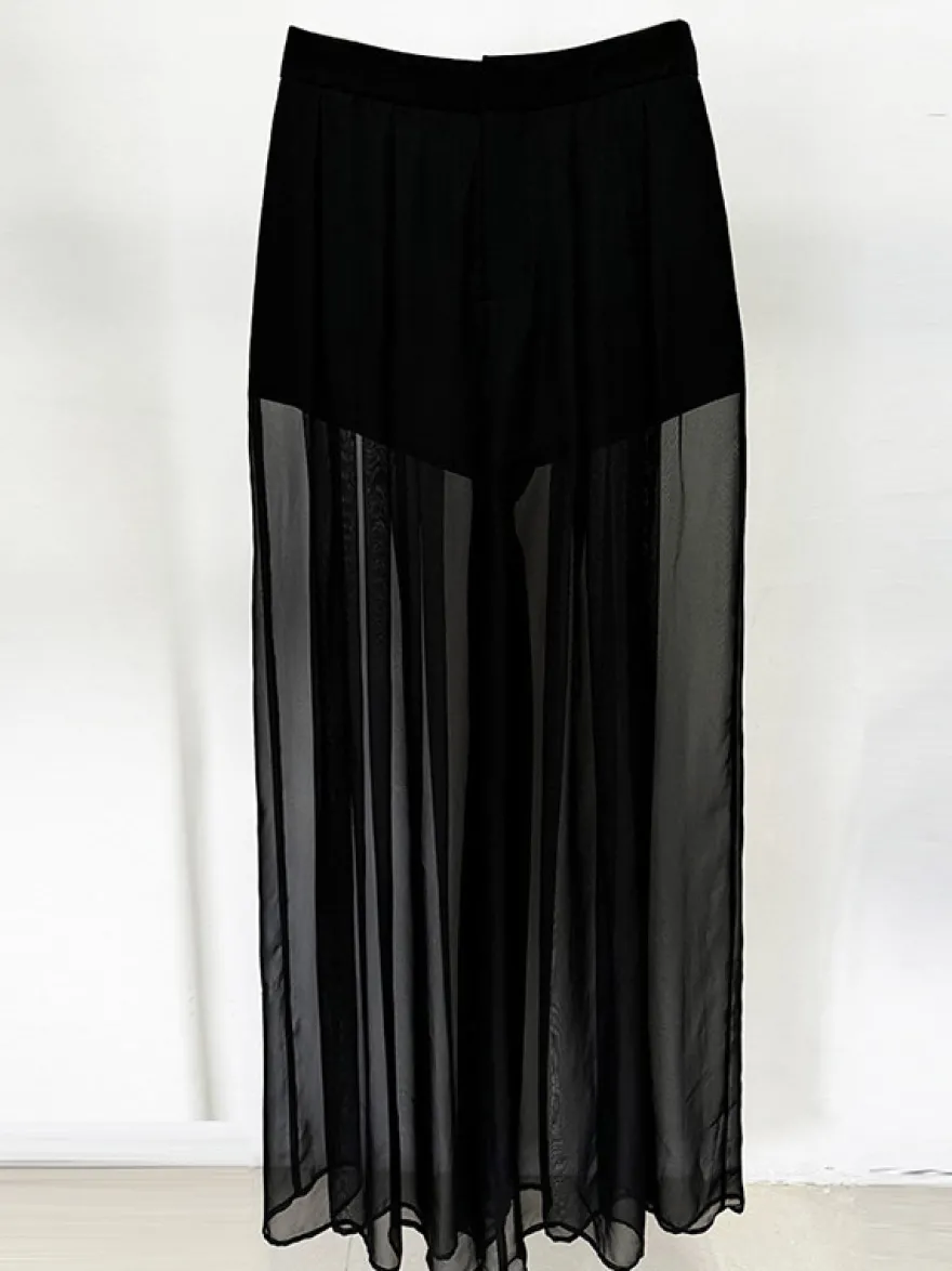 Ensemble blazer et pantalon en tulle noir à col en V en crêpe à sequins.