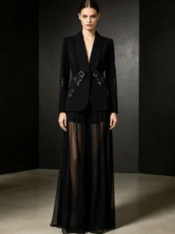 Ensemble blazer et pantalon en tulle noir à col en V en crêpe à sequins.