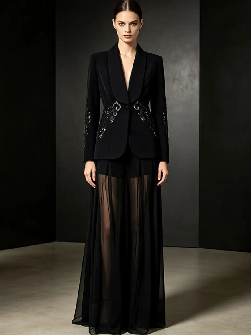 Ensemble blazer et pantalon en tulle noir à col en V en crêpe à sequins.