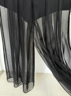 Ensemble blazer et pantalon en tulle noir à col en V en crêpe à sequins.