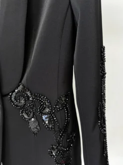 Ensemble blazer et pantalon en tulle noir à col en V en crêpe à sequins.