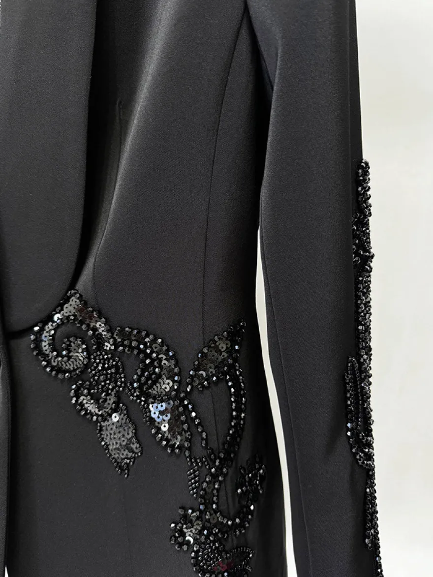 Ensemble blazer et pantalon en tulle noir à col en V en crêpe à sequins.