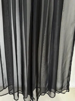 Ensemble blazer et pantalon en tulle noir à col en V en crêpe à sequins.