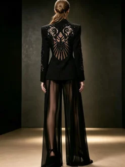 Ensemble blazer et pantalon en tulle noir à col en V en crêpe à sequins.