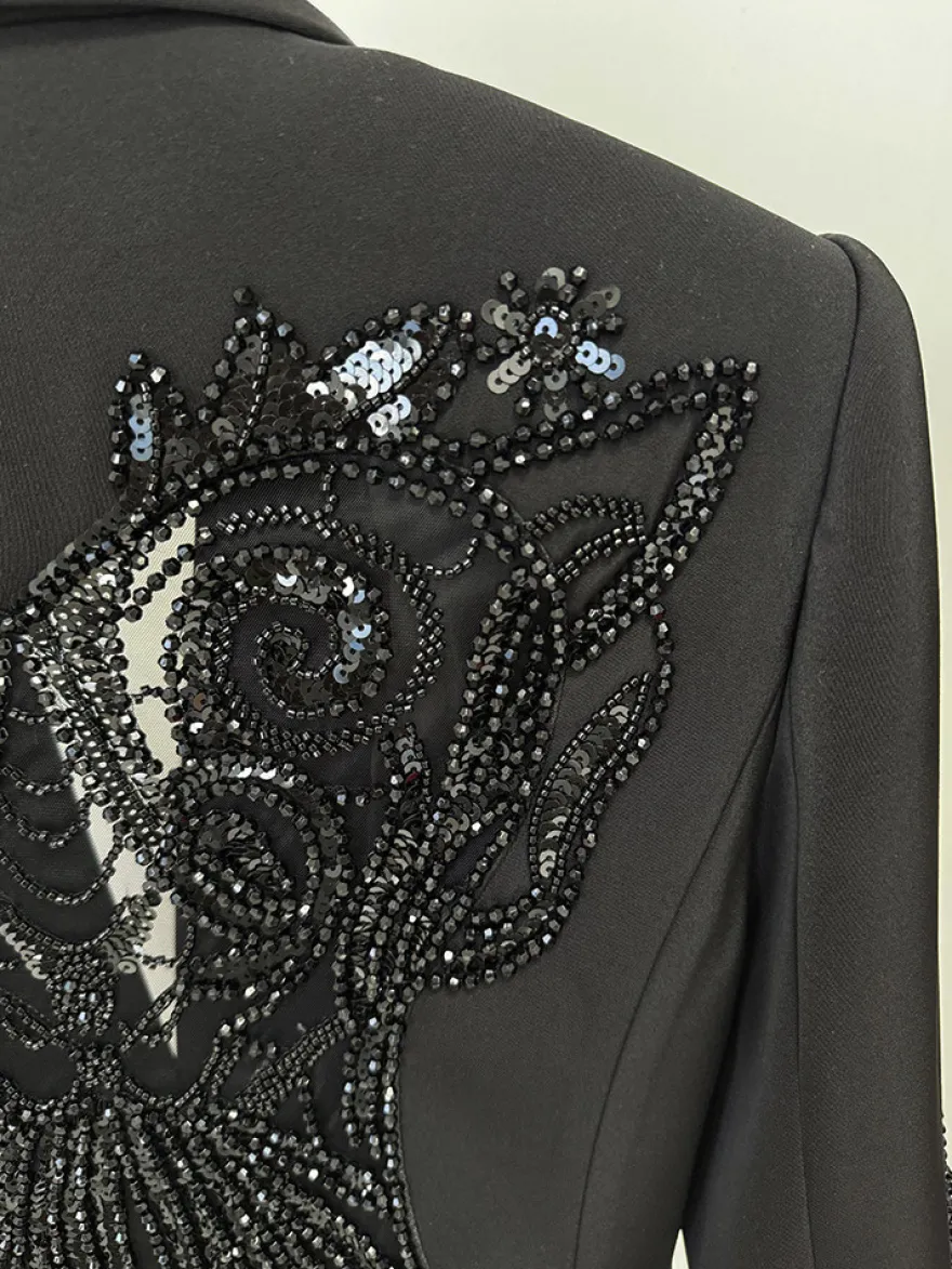 Ensemble blazer et pantalon en tulle noir à col en V en crêpe à sequins.