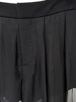 Ensemble blazer et pantalon en tulle noir à col en V en crêpe à sequins.