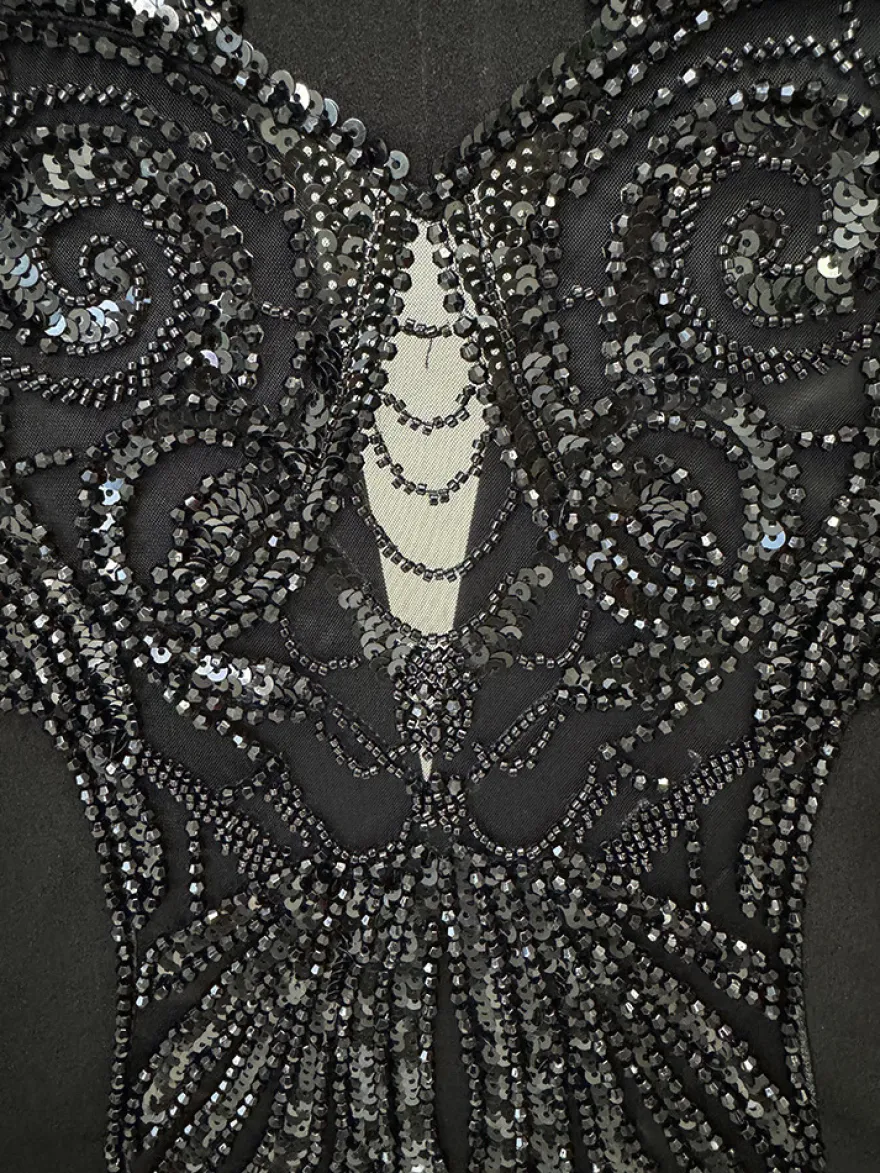 Ensemble blazer et pantalon en tulle noir à col en V en crêpe à sequins.
