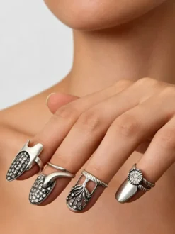 Ensemble de bagues de protection d'ongles vintage en argent ajustables creuses et ornées de strass. Bijoux pour ongles.