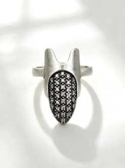 Ensemble de bagues de protection d'ongles vintage en argent ajustables creuses et ornées de strass. Bijoux pour ongles.