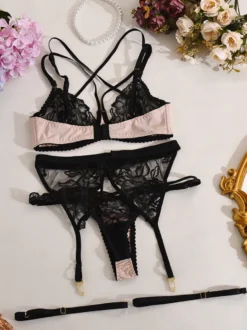 Ensemble de lingerie 4 pièces en dentelle transparente noire brodée bicolore : soutien-gorge culotte et porte-jarretelles.