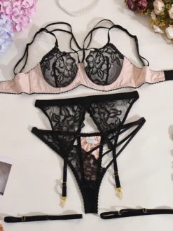 Ensemble de lingerie 4 pièces en dentelle transparente noire brodée bicolore : soutien-gorge culotte et porte-jarretelles.