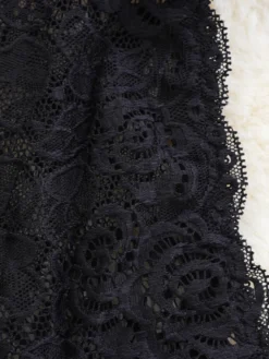Ensemble de lingerie 3 pièces pour femme en dentelle florale soutien-gorge à fines bretelles culotte et peignoir kimono.