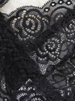 Ensemble de lingerie 3 pièces pour femme en dentelle florale soutien-gorge à fines bretelles culotte et peignoir kimono.