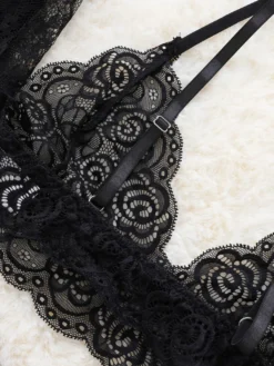 Ensemble de lingerie 3 pièces pour femme en dentelle florale soutien-gorge à fines bretelles culotte et peignoir kimono.